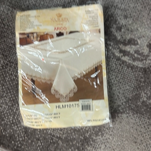 Table cloth - Picture 1 of 4